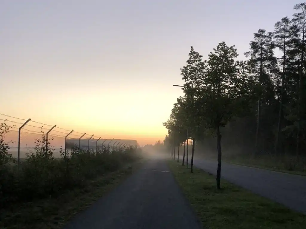 Lappenrannan ravirata. Aamuaurinko Lappeenrannassa