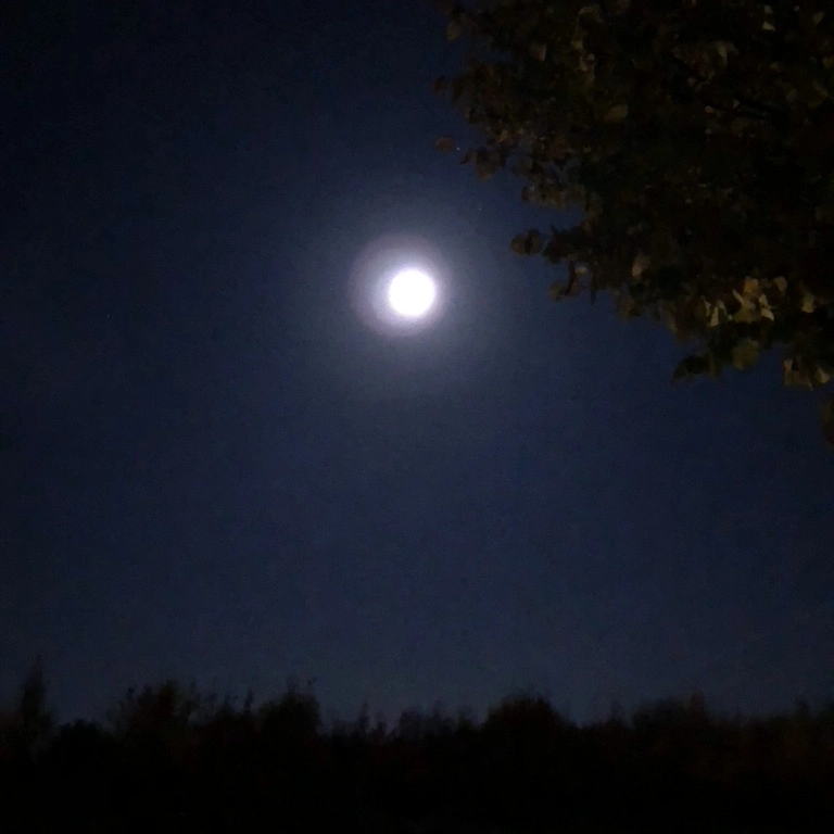 Lokakuun täysikuu, Lappeenrannan lentokenttä.