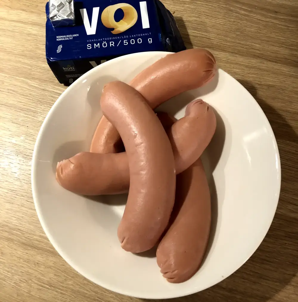 Lenkkimakkara ja ruskeakastike.