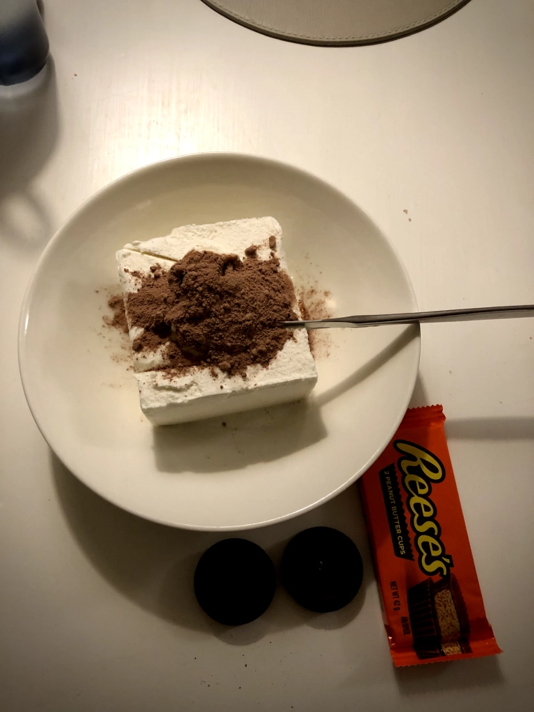 Reese's peanut butter cups, vaniljajäätelö ja oreo keksit