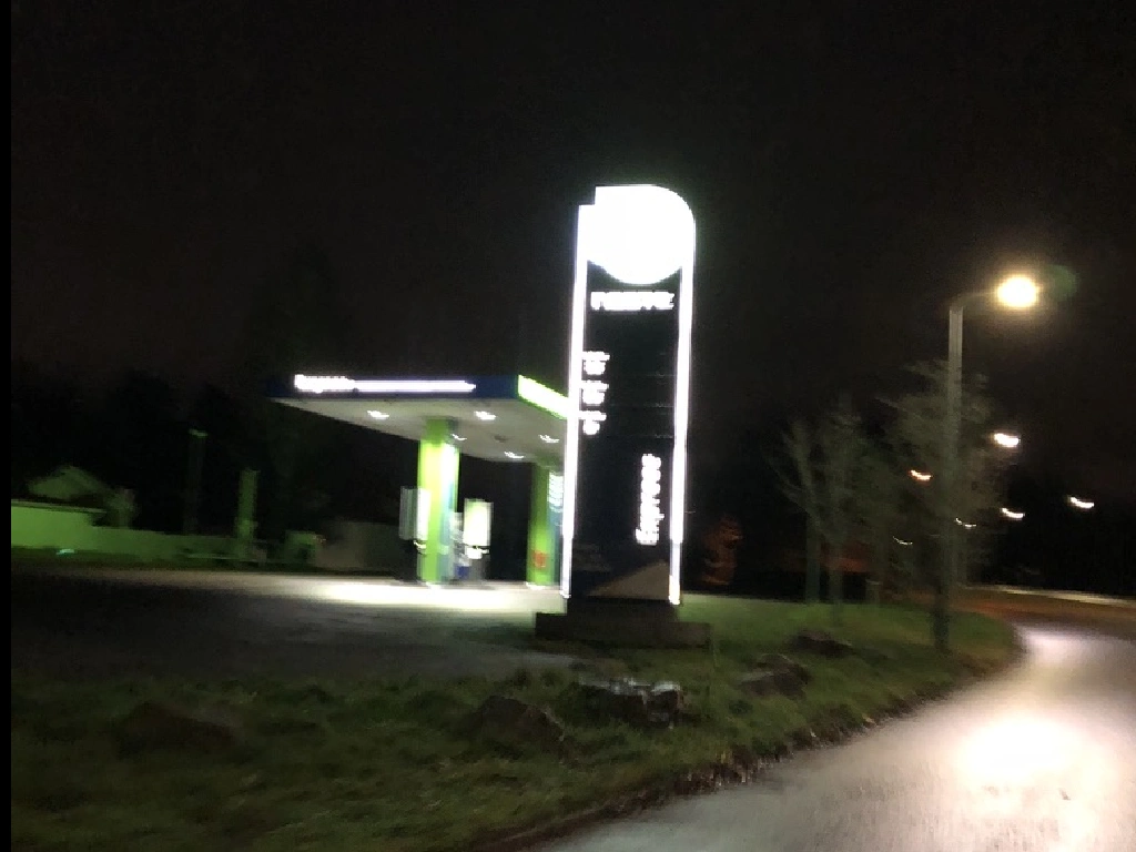 neste asema pimeänä.