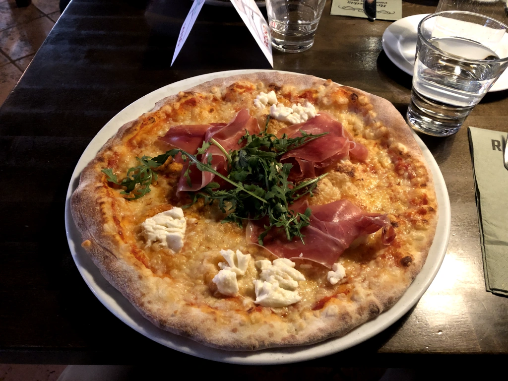 Pizza Prosciutto crudo Rosso Iso-Kristiina Lappeenranta