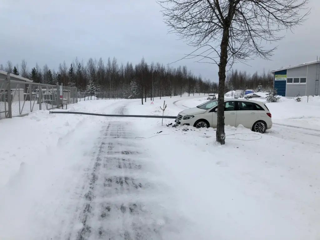 Lentokentäntien ulosajo henkilöauto - Balls to the Wall blogi