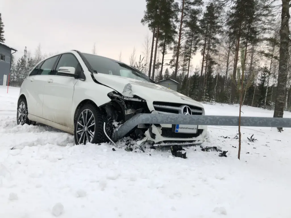 Lentokentäntien ulosajo henkilöauto lähikuva, keula rutussa - Balls to the Wall blogi